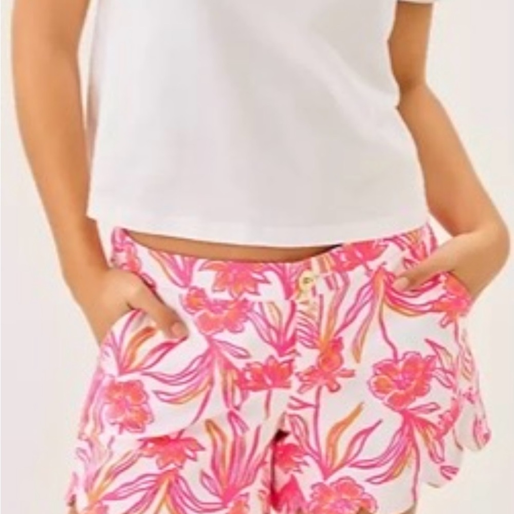 Lilly Pulitzer NWT sz 2 buttercup stretch short.Resort White Lovely Long Stems